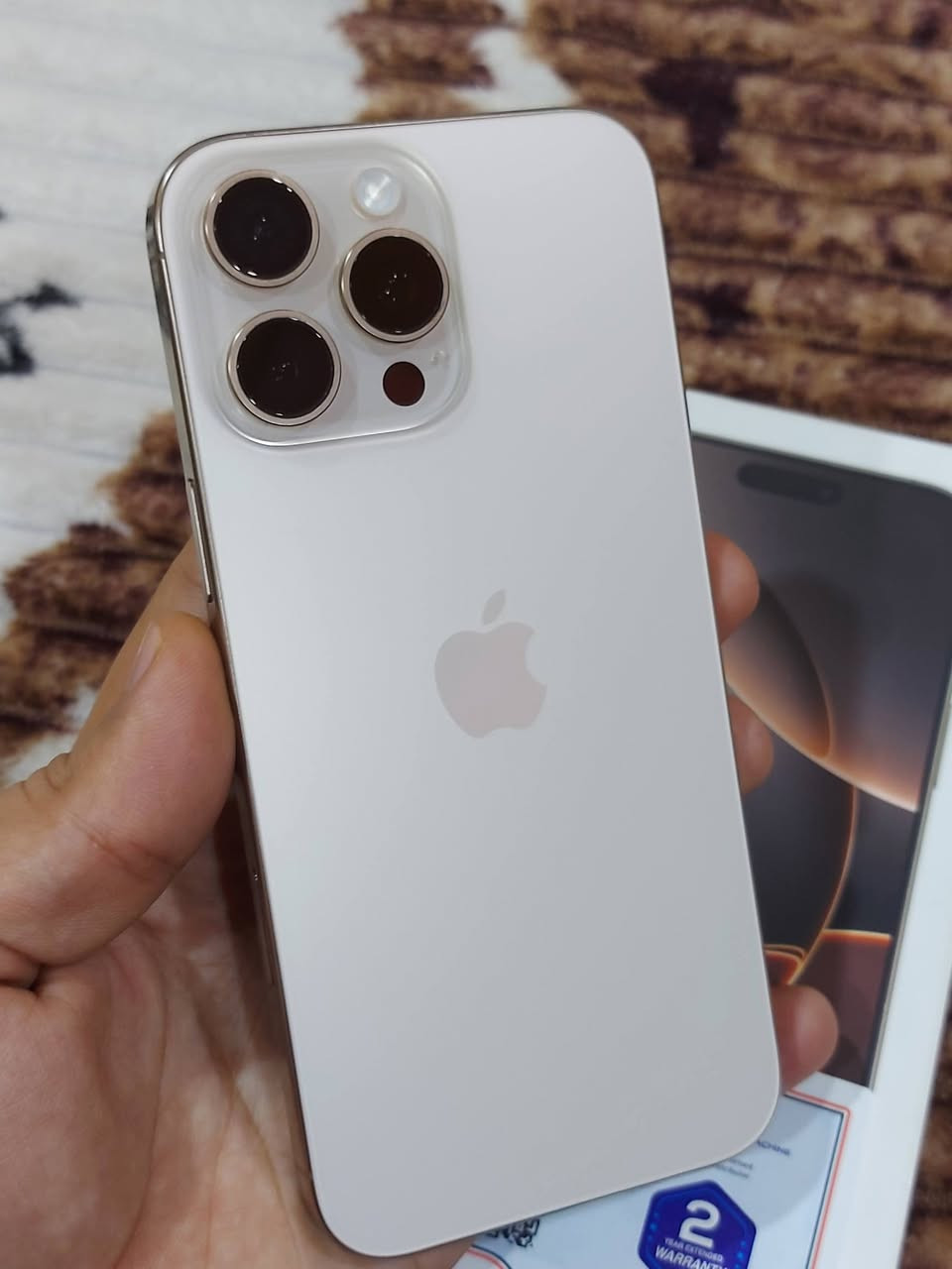 أيفون 16 برو ماكس 
لون صحراوي 
نضافة 100 ع 100 
بعده بضمان ماستر شرق اوسط ABM احدث نوعية 
عدد دورات 54 
بطارية 100 
ذاكره 256 
شريحة وحده نموذج M
مراوس او بيع السعر 1550وبيه مجال قليل لشراي او مراوس موبايل او دراجة العنوان شط العرب
واتس او اتصال ***********
