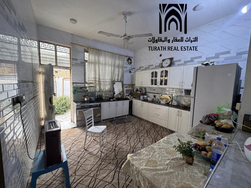 #اعلان_رقم_386

لكل من يبحث عن الاستقرار والراحة، نعرض لكم داراً سكنية بمواصفات استثنائية:
• 📍 الموقع: حي الجامعة - موقع استراتيجي قريب من كافة الخدمات الحيوية.
• 📐 المساحة: 200 متر مربع (طابو صرف).
الطابق الأرضي: 
غرفتي نوم، صالة واسعة، استقبال فاخر، مطبخ، حمام وصحيات خارجية، بالإضافة إلى حديقة تضفي هدوءاً وجمالاً.
• الطابق العلوي: 
صالة كبيرة جداً مع هيكل جاهز (شبابيك وبناء واصل للسقف) بانتظار لمساتك النهائية.

• 💰 السعر: فرصة ذهبية وسعر مغرٍ جداً للجادين.
📞 للتواصل والاستفسار: ***********
📍 أو زورونا في: مكتب التراث - العروبة الأولى - مقابل اللجان الطبية - شارع سيد مكي.
