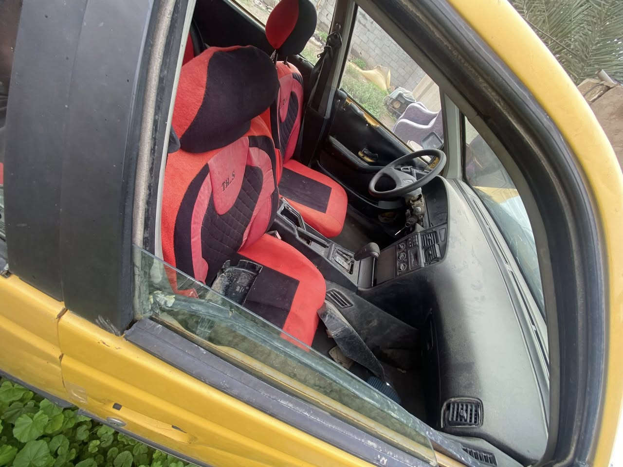 بيجو روى رقم نجف سنويه ساقطه راعيه موجود 
محرك ياباني كايم كير شغال مابي اي شي سياره تمشي بس محرك كايم تخم تاير وباقي تفاصيل مواضحه بصور *********** السعر ١٥ ورقه وبيه مجال مكاني بغداد ابو غريب
