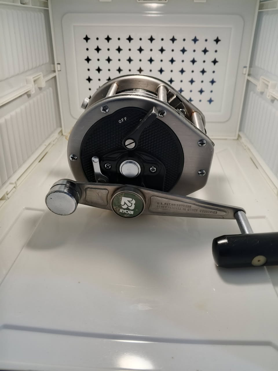 السعر //55 الف /// التوصيل 5
نظام براءة الاختراع: الماكينة مسجلة ببراءة اختراع أمريكية برقم (U.S. PAT. NO. 3.870.935)، بالإضافة إلى براءات اختراع في دول أخرى، مما يؤكد جودة التصميم الهندسي الفريد لها.
-------------
المواصفات :
1-النوع والماركة: ماكينة صيد ريوبي (Ryobi)، من طراز Ocean Master  60C .
2-بلد الصنع: صناعة يابانية (Made in Japan)، وتعتبر من الفئات الكلاسيكية القوية والمتينة.
3-التصميم والهيكل: * هيكل معدني قوي مع أغطية جانبية مقاومة للظروف البحرية القاسية.
4-التصميم "بكرة عرضية" (Conventional Reel) مخصص للصيد في المياه العميقة أو الصيد من القارب (جر أو تسقيط).
5-نظام المقبض: ذراع تدوير أحادي قوي مع قبضة بلاستيكية كبيرة مريحة لليد، مما يوفر عزم دوران عالي عند سحب الأسماك الكبيرة.
المميزات التقنية:
1/مزودة بمفتاح تشغيل/إيقاف لمنبه السحب (Clicker) الموجود على الجانب.
2/نظام سحب (Drag) قابل للتعديل للتحكم في قوة خروج الخيط.
3/بكرة داخلية واسعة تسمح باستيعاب كمية كبيرة من خيوط الصيد السميكة.


**إذا كنت صاحب هذا الإعلان وتريد حذفه لأي سبب، رجاءا أرسل رسالة إلى الدعم الفني**