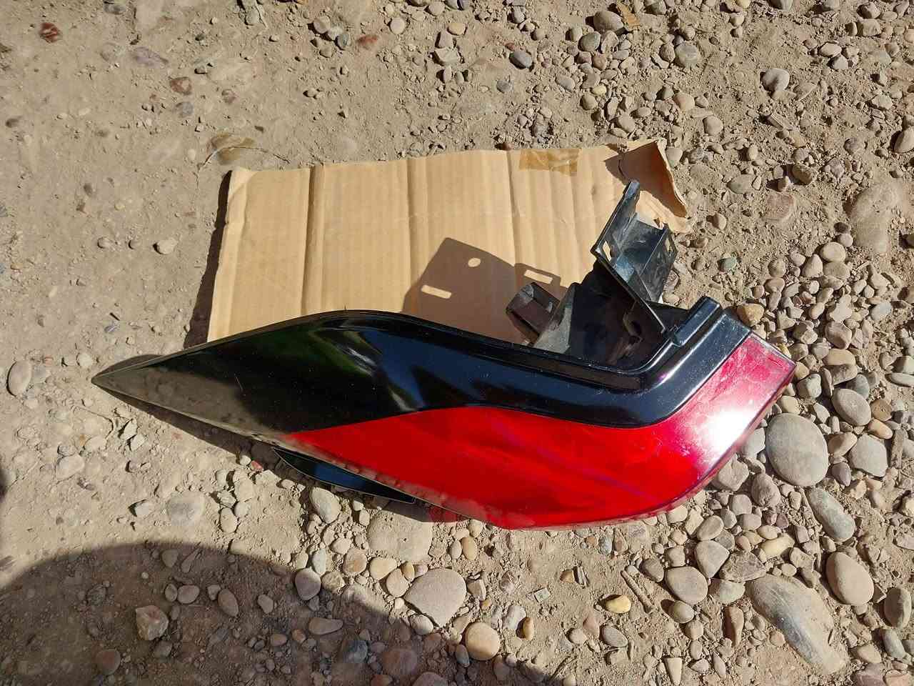 للببع...  بك لايت راف 4 جهة السايق فقط اصلي حاوية .
العنوان :- بغداد-الحي الصناعي في باب الشيخ .  
هاتف :- ((***********))
