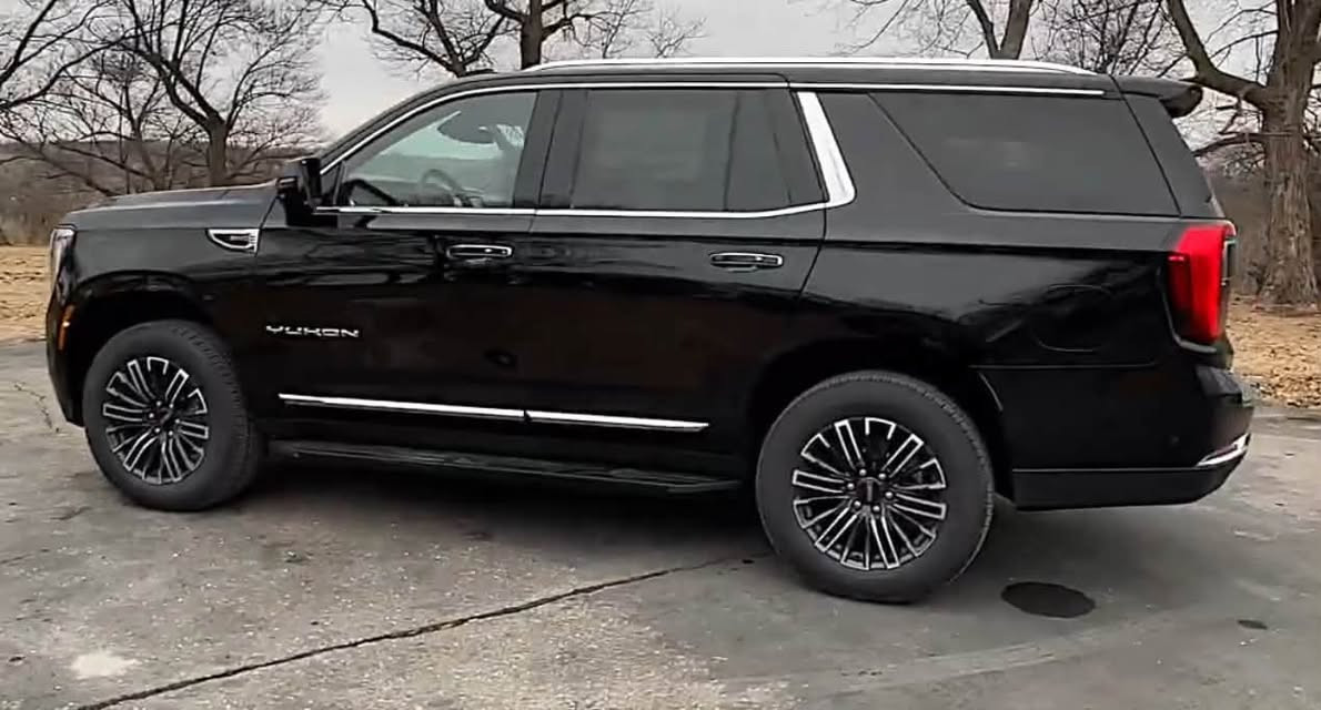 السلام عليكم اخواني الأعزاء
المواصفة التفاصيل
الموديل GMC Yukon Elevation 4WD 2025
نظام الدفع دفع رباعي (4WD)
المحرك V8 سعة 5.3 لتر EcoTec3
القوة 355 حصاناً
عزم الدوران 383 رطل-قدم
ناقل الحركة أوتوماتيكي من 10 سرعات
السعة 8 ركاب (قياسي) / 7 ركاب (مع خيار المقاعد الوسطى المنفصلة)
الوقود بنزين عادي (Regular)
استهلاك الوقود 15 ميل/غالون (مدينة) / 20 ميل/غالون (طريق سريع)
الحد الأقصى للقطر 8,200 رطل
الوزن الفارغ 5,490 رطل

---

2. المواصفات الخارجية

المواصفة التفاصيل
الطول الإجمالي 210.1 إنش
العرض 81 إنش (بدون مرايا)
الارتفاع 76.5 إنش
قاعدة العجلات 121 إنش
العجلات 20 إنش من الألمنيوم
المصابيح الأمامية LED مع إضاءة متحركة (Animated)
المصابيح النهارية LED
الباب الخلفي كهربائي قابل للبرمجة
النوافذ معزولة للصوت وملونة
قضبان السقف جانبية

---

3. المواصفات الداخلية والتكنولوجيا

· شاشة المعلومات والترفيه: 16.8 إنش مع نظام Google المدمج
· شاشة العدادات الرقمية: 11 إنش
· نظام الصوت: Bose بـ 10 مكبرات
· المقاعد الأمامية: قابلة للتدفئة والتعديل كهربائياً
· مقاعد الصف الثاني: قابلة للتدفئة
· المقود: قابل للتدفئة
· مكيف الهواء: ثلاثي المناطق
· شاحن لاسلكي للهواتف
· منافذ USB: في جميع الصفوف الثلاثة
· نقطة اتصال Wi-Fi: 5G
· Apple CarPlay و Android Auto: لاسلكيان

---

4. أنظمة الأمان والمساعدة

· كاميرا محيطية عالية الدقة
· فرامل طوارئ تلقائية مع كشف المشاة وراكبي الدراجات
· تحذير مغادرة المسار و المساعدة في الحفاظ على المسار
· تنبيه النقطة العمياء مع توجيه التدخل
· تنبيه المرور الخلفي مع فرملة تلقائية
· حساسات ركن أمامية وخلفية
· نظام الركن التلقائي
· مثبت سرعة تكيفي (Adaptive Cruise Control)
· مصابيح أمامية عالية أوتوماتيكية
· محدد انزلاق خلفي (Limited-slip rear differential) 
السيارة وارد أمريكي 🇺🇸 
للتواصل والاستفسار ***********
