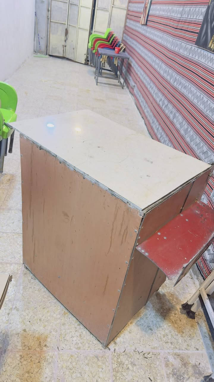 سلام عليكم ميز كافتريا للبيع و يرهم مشروع صغير
الميز الكبير بي من الداخل رفوف ثنين فوك و جوا
رايدهن كلهن ب350 و بيهن مجال 
مكاني نجف-مشخاب
*********** واتساب او اتصال
