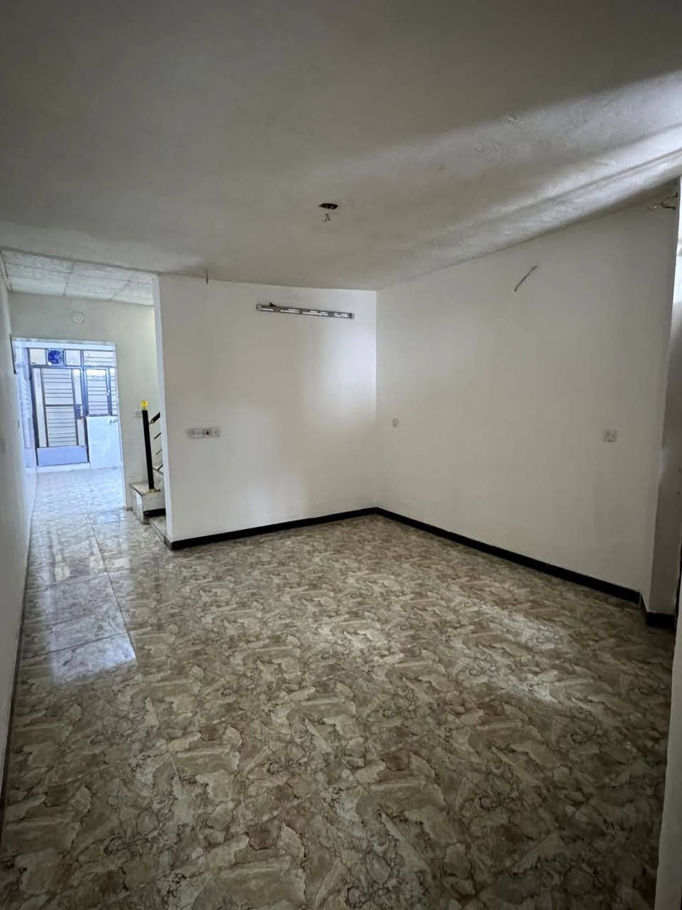 دار للبيع طابو سكني ملك صرف
الموقع : الدورة نهاية الميكانيك شارع ال ١٢٠  قرب مدرسة ذات النطاقين قرب السرية
المساحة : ٨٨ متر ( نزال ٢٠ م * الواجهة ٤.٤٠ م)
طابقين 
الطابق الاول:  استقبال+ صالة+مطبخ+ صحيات
الطابق الثاني : غرف عدد ٢

للاستفسار 
***********‪ 
077‪12635423
