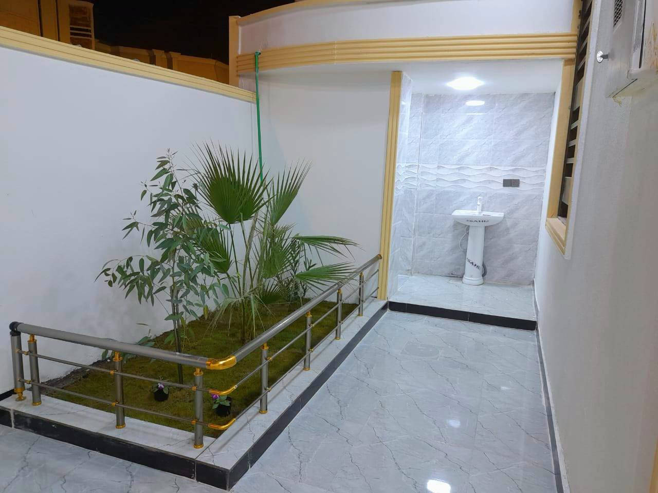 #اسعد_الله_اوقاتكم_بكل_خير⁉️👋 

يتوفر بيت للبيع  
#طابو ملك صرف زراعي عراقي وكاله ونسخه من الطابو  ولملاك موجود حي يرزق

مساحة البناء 200م
 
 بيت الركن 
يحتوي البيت على 
3 غرف  5×4
ديوان 8×4
مطبخ 5×4
هول 3×5
صاله 8×5
صحيات داخلي وخارجي
كراج سياره
وحديقه مرتبه 
 البيت بي مساحه ترك 
#البناءجديد 2026 درجه اولى وجاهز من كلشي  منطقه هدوئ ومتوفر بيها جميع  
 الخدمات ماء كهرباء مدارس قريبه مستوصف سوك كافة الخدمات متوفره
البيت فارق وجاهز للسكن 
البيت يقع على شارع 10م  اناره الشارع كله

#العنوان : بصره ابي الخصيب كوت ثويني ////   قريب على صيدلية كوت ثويني //
البيت يبعد عن الشارع كوت ثويني التبليط100م 
(( السعر  133  وبي مجال ))
☎️((***********))☎️
             محمد
