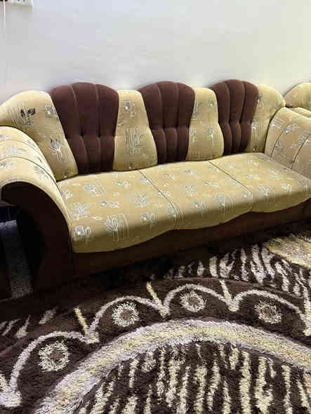 للبيع طخم قنفات مستعمل كلش نضيف ما تصرف عليه دينار يتكون من قنفات اثنين واربع كراسي سعر 200 الف للتواصل ***********
