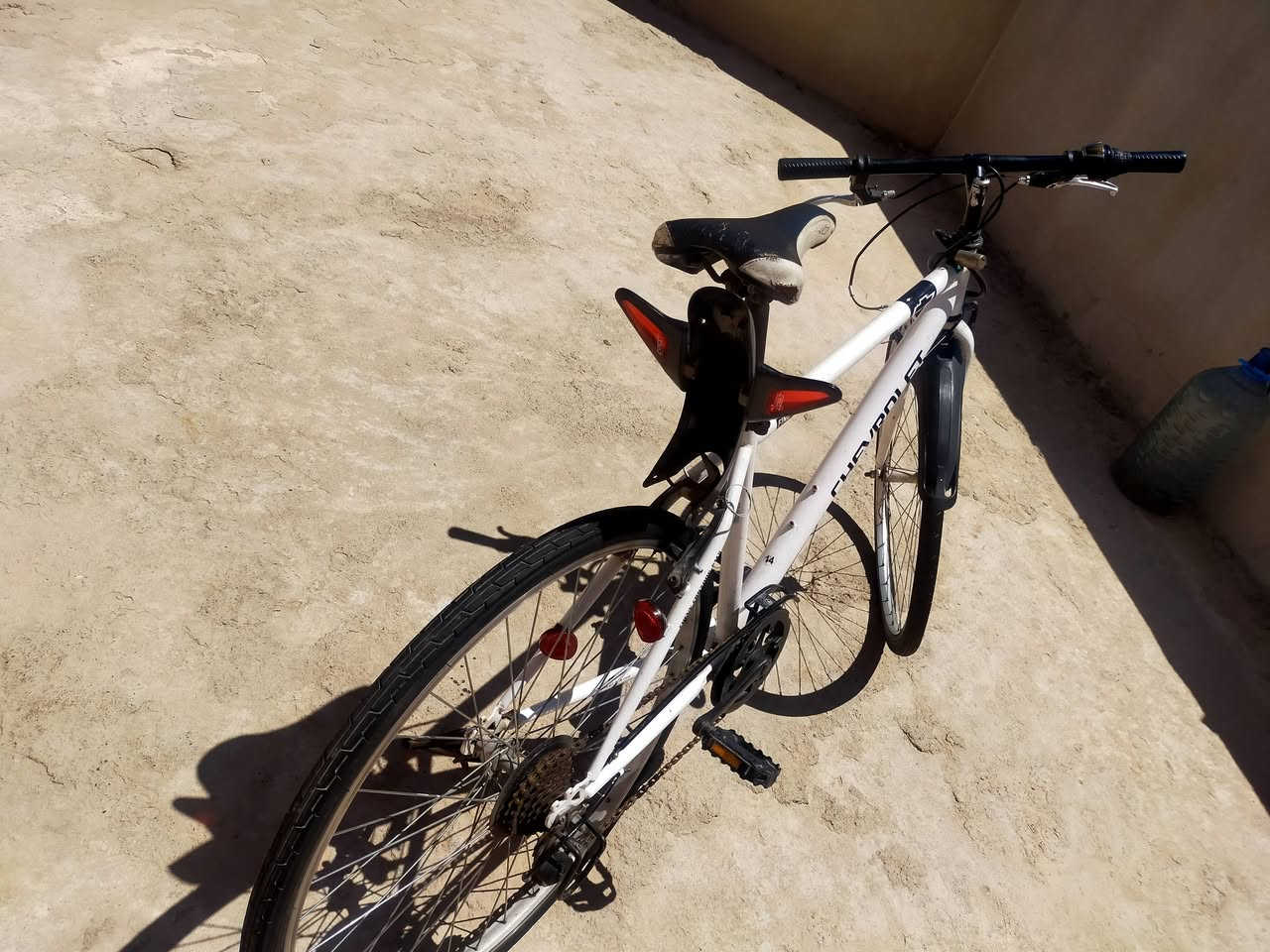 السلام عليكم بايسكل شوفرليت أمريكي نضيف شوف بعينك النضافه مكان البايسكل حي عدن للتواصل خاص او ع رقم *********** السعر 110 وبي مجال
