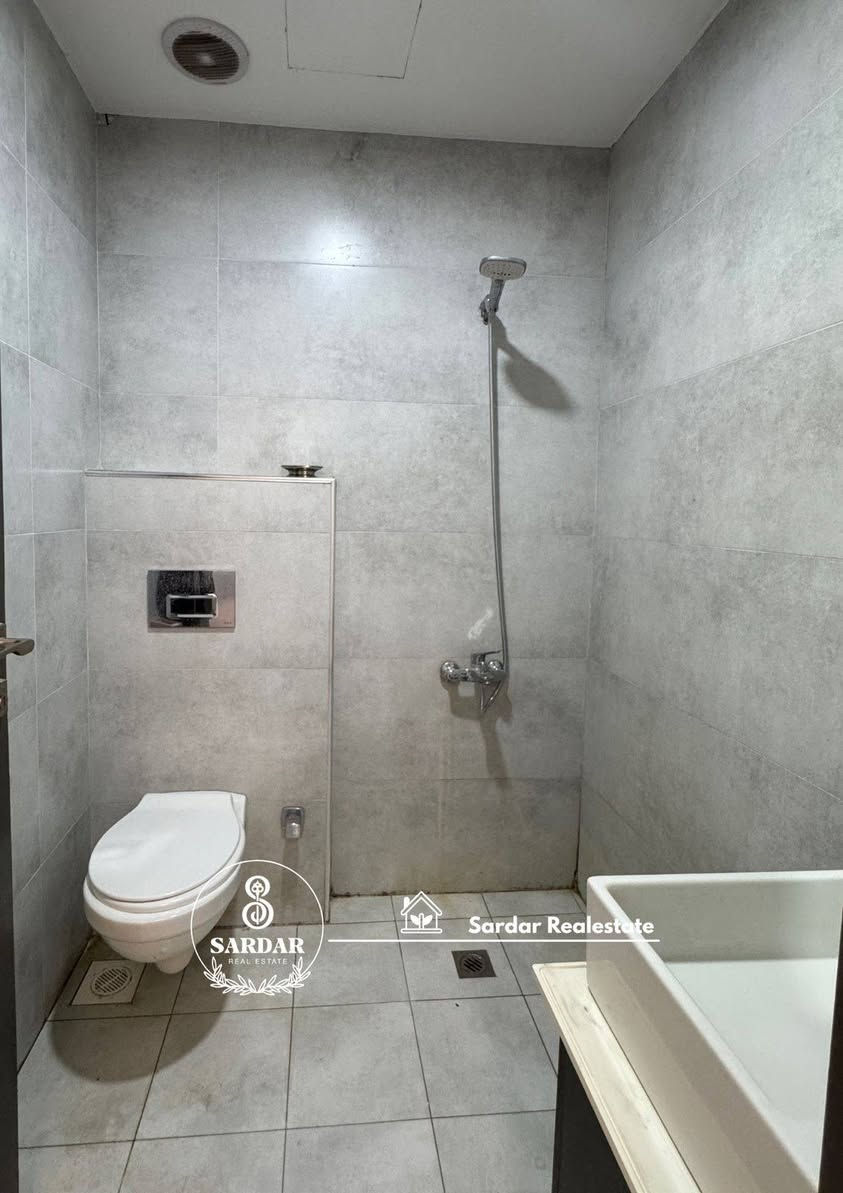 شقة استثماریة للبیع 
مؤجرة ب $1800 , كل ثلاث اشهر مقدمة
غرفتین و صالة ، مؤثث vip 
طابق 2 ، واجهە داخلیە 
مساحة 105 متر 
اربیل ، مجمع لایف تاورز ،  حی سیدوبارك 
التواصل 0750 444 7409 
التواصل ***********
