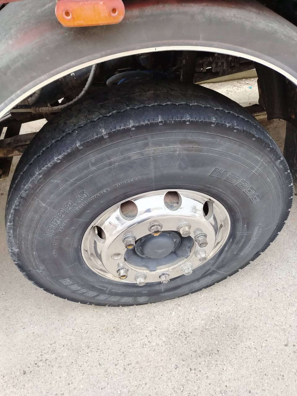 للبيع او مراوس تايرات ٢٢ ونص ار ١٣ ويلات كروم ***********  ***********
