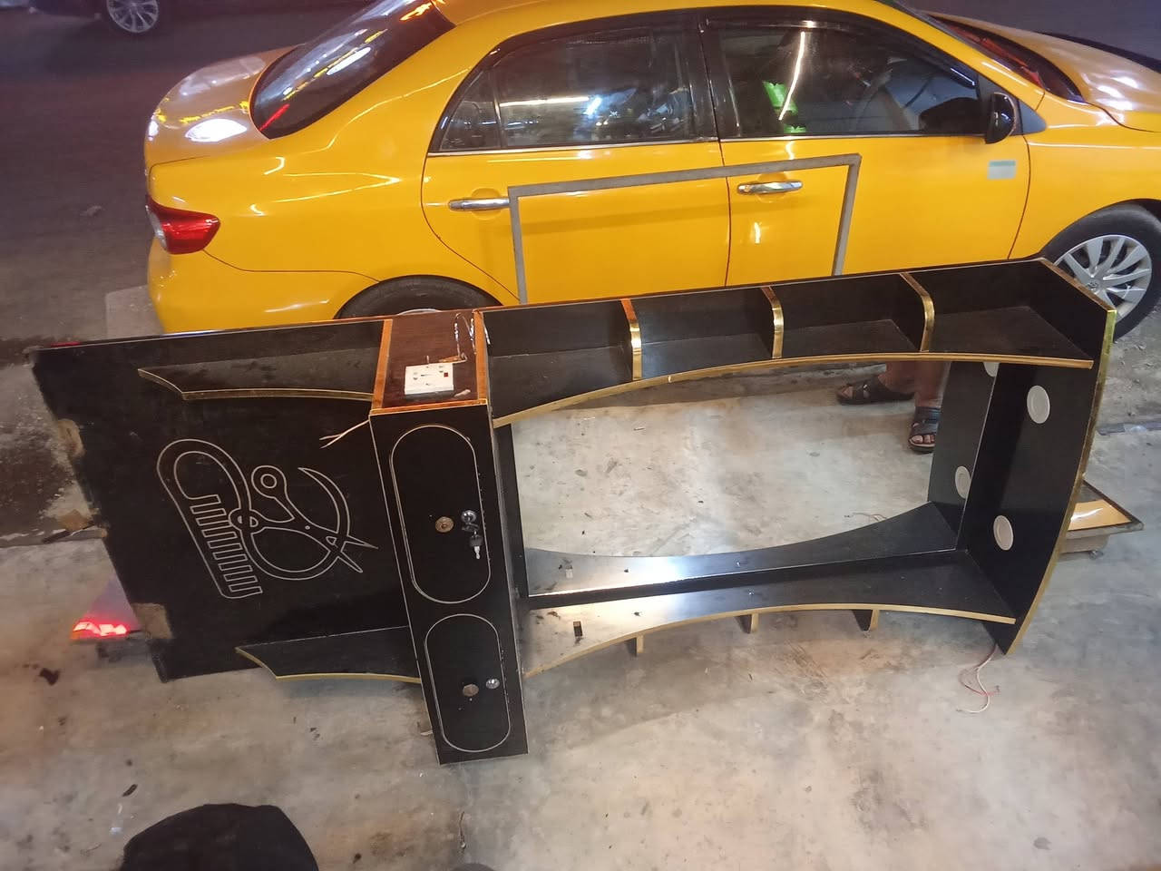 ميز حلاقه   مرئيي 2 البيع ***********
