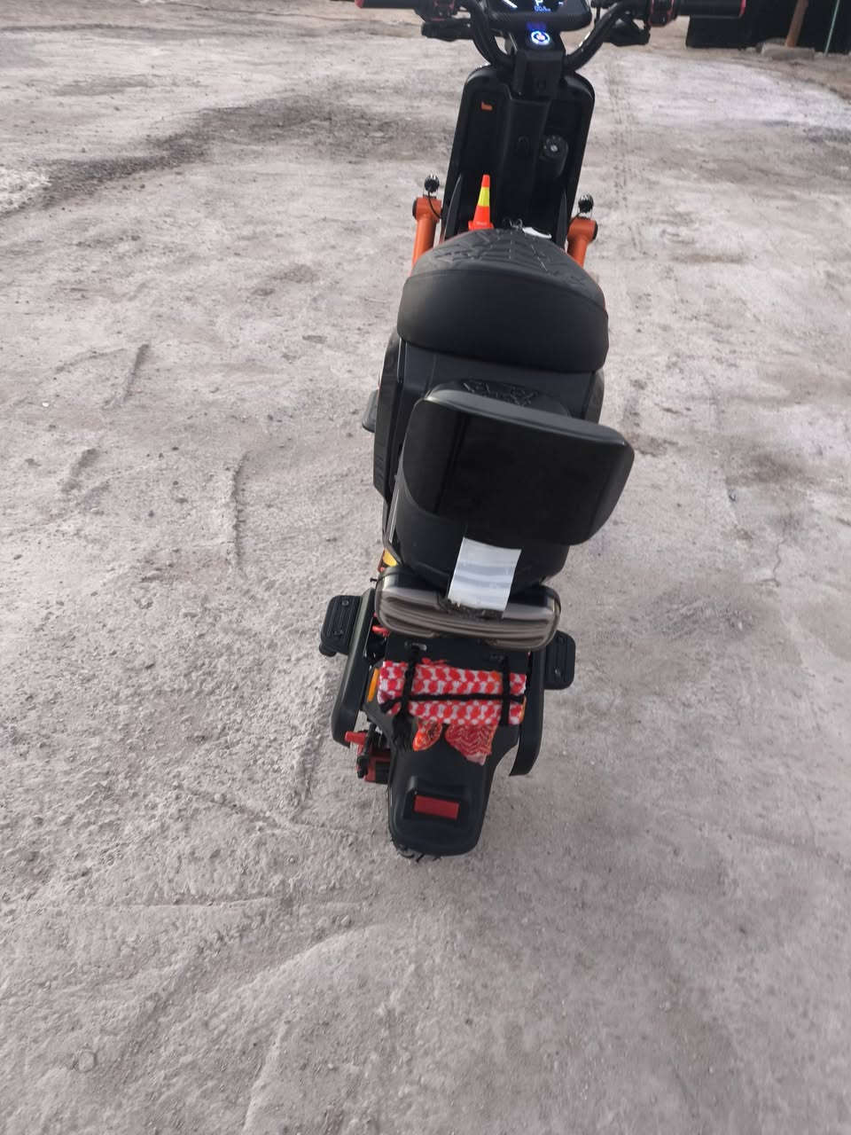 السلام عليكم     f900ملف 2000 الدراجه الكفر الامامي مكسور والمدكر مكسور شي قليل الدراجه نضيفه 5 بطاريات ونلي بصمه وسويج  والسعر 475 وبيها مجال الاستفسار *********** العنوان ابي الخصيب مقابل صناعيه حمدان
