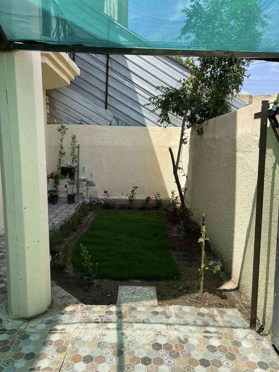للبيع بيت في المحمودية قرب مدرسة طليطلة طابو ملك صرف المساحة 180 واجه 9 نزال 20 يحتوي على 4 غرف نوم 2 حمامات عرض الشارع 20 تبليط جديد منطقة هادئة للاستفسار ***********
