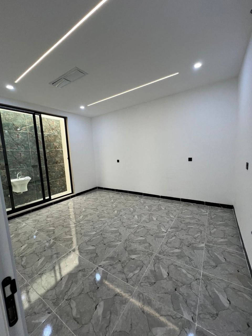 للبيع دار طابق واحد واجهة ملكية
مساحة العقار : 135متر
 موقع : كركوك شوراو قاطع السابع قرب شارع العام
عدد غرف العقار : 2 غرف نوم 
للأستفسار : التواصل على رقم التالي 
 📞***********
