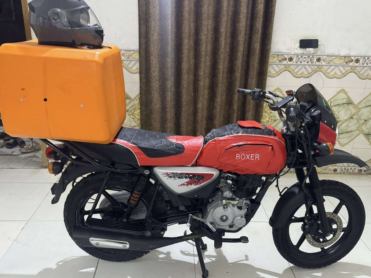 سلام عليكم بوكسر للبيع موديل ٢٠٢٢ مرقم كفاله 
سعر ١٨٠٠ وبيه مجال *********** عنوان المجر الكبير
