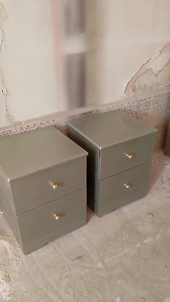 معرض سليم    غرفة نوم كويتيه إيطاليه مستخدمه شرط النظافه والمتانه وشرط كويتيه إيطاليه مو تركي ولا ماليزي كنتور 6 باب نظام زاويه + ميز مرايه+ كومديات عدد 2
+سرير نفرين السعر قفل من الأخير  مليون  العنوان داخل المنشور ***********
