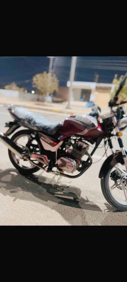 السلام عليكم من رخصه الادمن دراجه للبيع نوع هيوشه 2017 بيها اوراق كامله كل نقص مابيها محرك نضيف كهربائيات كلها شغاله لايت عالي ناصيف زنون مكاني الرمادي الحوز للاستفسار ***********7
