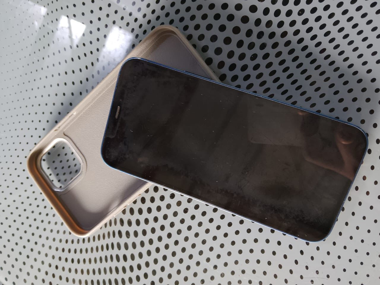 12عادي  ما مفتوح ذاكره 128 بطاريه 77 ما يصرف شحن ابد بصمه وجه شغاله سعر 300 أو مراوس رقمي ***********
