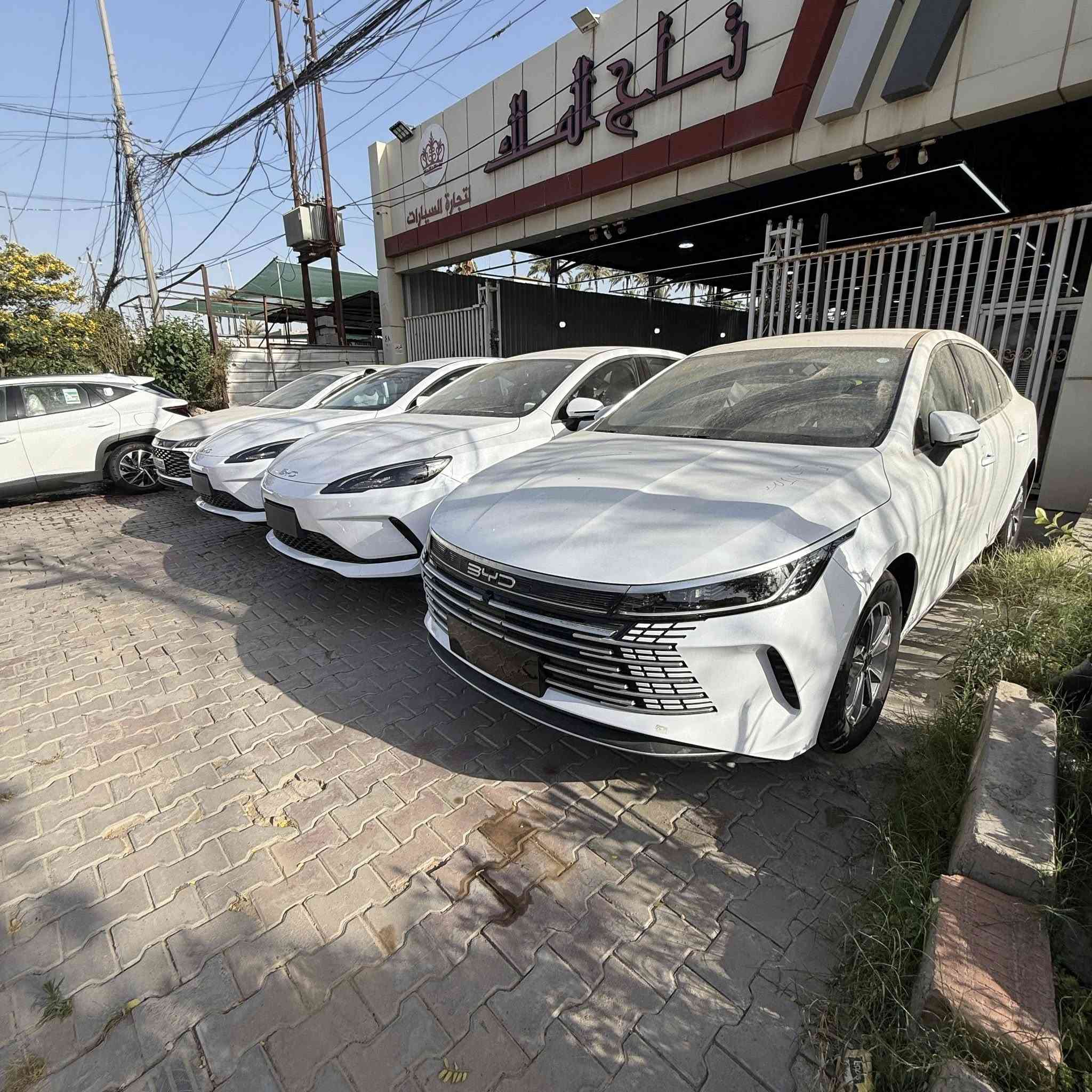 السلام عليكم
متوفر جميع انواع السيارات BYD وبانسب الاسعار يم معرض تاج الملك 

① BYD Seal 5
🚘 نوع السيارة: سيدان هجينة (هايبرد Plug-in)
🔋 المحرك: 1.5 لتر + محرك كهربائي
⚡ القوة: من 177 إلى 197 حصان
⛽ صرفية البنزين: تقريباً 3.8 لتر لكل 100 كم
🔌 مدى الكهرباء: من 55 إلى 120 كم حسب الفئة
📱 شاشة كبيرة دوارة 
🛞 دفع أمامي
💺 5
دسترويل BYD Destroyer 05
🚘 تعتبر نفس الـ Seal 5 لكن باسم مختلف ببعض الدول
🔋 بطارية Blade Battery الآمنة
⚡ قوة تصل إلى 197 حصان
🏎️ تسارع ممتاز وثبات جيد
📏 الطول: 4780 ملم
🛞 جنوط رياضية وشكل شبابي
📲 شاشة 12.8 أو 15.6 إنج
⛽ اقتصادية جداً بالوقود

 مرقم وكامل سنوية ولوحة داخل ابيض ③ BYD Qin Plus
🚘 سيدان فخمة واقتصادية
🔋 نظام DM-i الهجين من BYD
⚡ قوة تقريباً 180–197 حصان
⛽ صرفية ممتازة جداً
🧠 أنظمة ذكية ومساعد قيادة
📱 شاشة حديثة وتحكم كامل
💺 داخلية مريحة وفخمة

📍عنوان المعرض بغداد الكريعات معرض تاج الملك مقابل كلية القانون شارع الوقف السني 
📞 للاستفسار الاتصال على الرقم *********** 
***********
