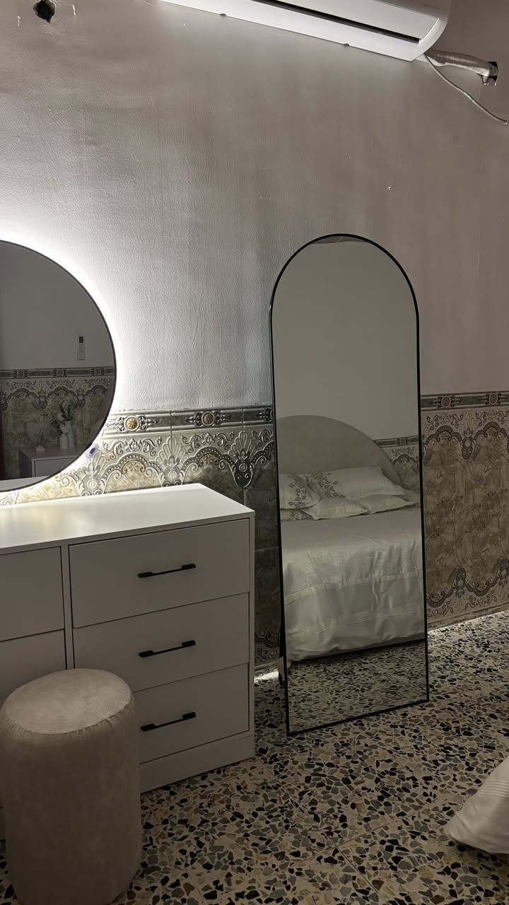 غرفة نوم للبيع
تتكون من 6 قطع
فصال خاص خشب mdf (ثقيل مو نشارة مضغوطة يعني تتحمل فتح وشد)

نظافة حيل عالية مستخدمة 6 اشهر فقط ⭕️

السعر 750 الف (مشتريها ب مليون و450)

للتواصل عالخاص او اتصال ***********

المكان داخل الرمادي
