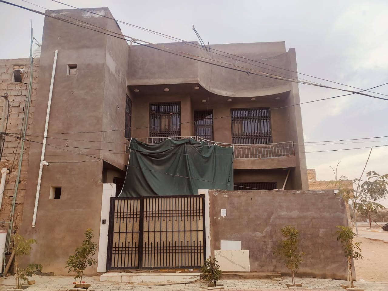 السلام عليكم
للبيع بيت 204 متر في حي الرساله ثاني بيت على التبليط بصف الركن يتكون من طابقين الطابق الارضي يتكون من استقبال  حديقة ومطبخ وغرف نوم عدد 2 وحدى سويت وتواليت وحمام اخر وتواليت خارجي
والطابق الاول يتكون من مشتمل و3 غرف نوم احدى الغرف سوييت ومرافق وتواليت السعر 310 مليون وبي مجال  للتواصل واتساب وتلجرام
***********
