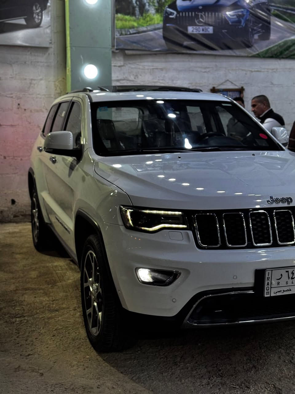 جيب كراند شيروكي(Limited Plus) 3 شاشات .
الموديل : 2020 . (خليجي) . 

العداد : 78 Km . 

المحرك : V6.  3.6L 

المواصفات :

* دفع رباعي 4x4 .

* نقطة عمياء .

* ويل قياس 20 انج . 

* بانوراما .

* شاشه كبيرة مع نفكيشن GPS .

* شاشات خلفية .

* مشغل اقراص CD . 

* ستيرن كهربائي .

* لايت مع بلوجكتر زنون .

* تشغيل عن بعد .

* صندوق كهربائي .

* داخل جلد .

* مقاعد 2 كهربائية مع ميموري .

* المقاعد الأمامية تبريد وتدفئة .

* المقاعد الخلفية تدفئة .

* حساسات أمامية وخلفية .

* كاميرا خلفية .

* بخاخ ماء على اللايت الامامي .

* مرايا جانبية قابلة للطي .

* مانع تصادم خلفي .

* نظام التشغيل والاطفاء الاوتوماتيكي ( Auto Start System ) .

* نظام بريك اوتماتيكي ( Auto Break System ) .

* ملاحظة يوجد بارد قليل + كارت

جداً قليل .  

السعر؛ 310 بيه مجال

+964 781 859 0481
