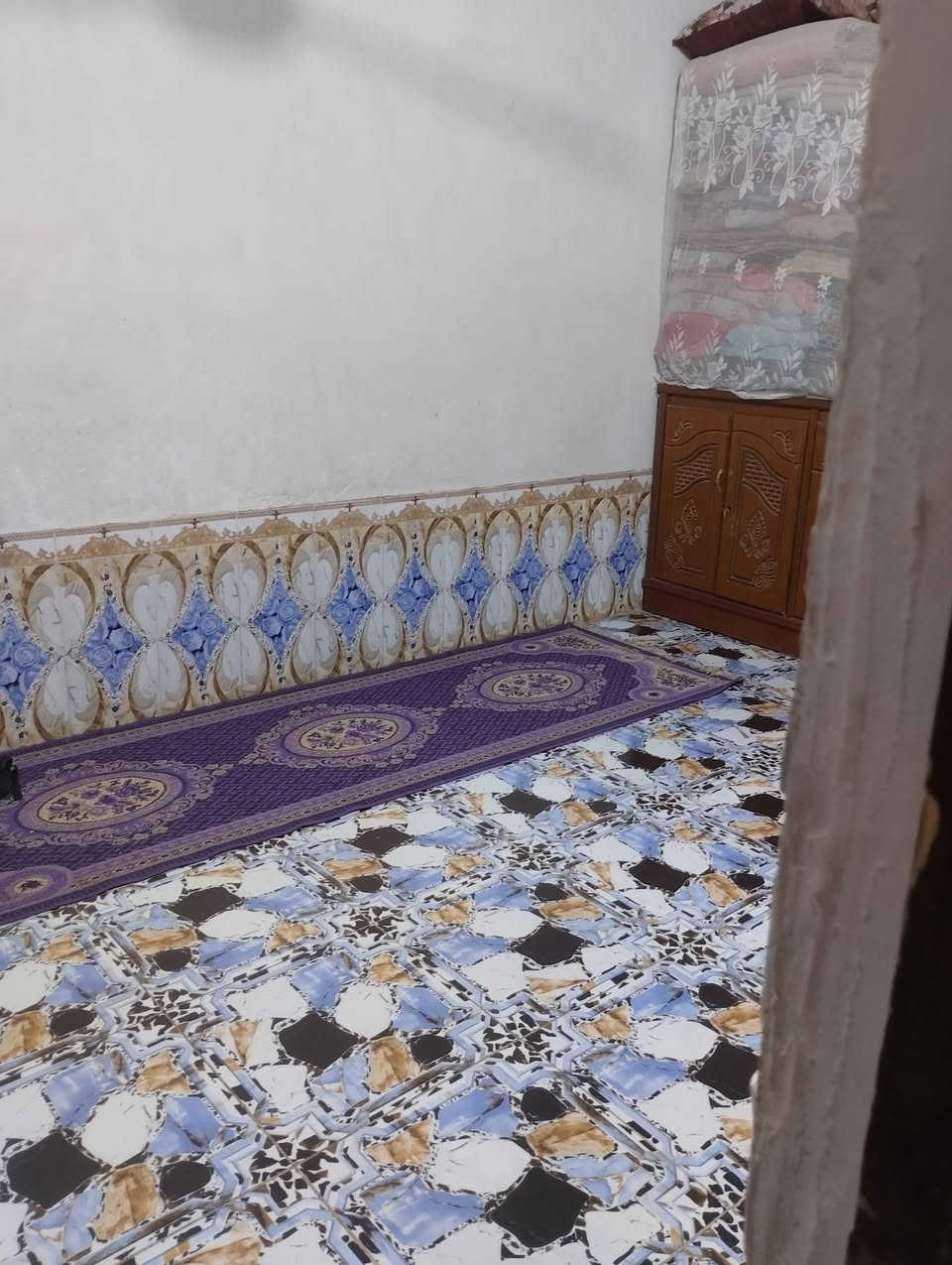 بيت للبيع على طريق المشايه عد البوعظم جاهز 3 غرف وديوانيه ومطبخ وحمامات داخليه وخارجيه ومحل داخل البيت يبعد عن الشارع العام ،،٦٠ 
متر ماء مجاري كهرباء تبليط بلباب مدرسه بلباب  بس غرفه مامعكوده المساحه ٢٠٠ متر استفسار على الرقم ***********

