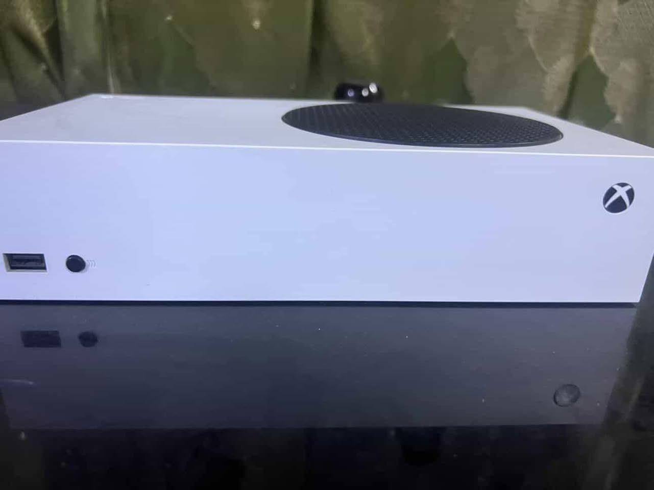 إكس بوكس سيريس اس ملحقات كامله بس الكارتونه مموجوده الألعاب FC 26 fc25 هاي الالعاب الي مشتريهن سعر 300 وبي مجال الشراي تواصل خاص او واتساب *********** عنواني بغداد كراده داخل موجود توصيل فقط بغداد
