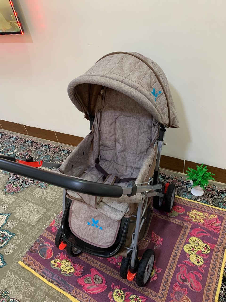 عارەبانەی مناڵان زۆر کەشخەو جوان 8 تاییە ، کورسیەکەی تەختەکرێ بۆخەوتن ، شوێن قاچەکەی بەرز دەبێتەوە ، دەسکەکەی دو ئاڕاستەیە ، قایشی بەستنەوەی هەیە ،ژێری هەیە بۆ شت هەڵگرتن ، بچوک ئەکرێتەوە بۆناوسەیارە 
سوکوسۆڵەو بەکارهێنانی زۆر ئاسان و خۆشە 
لەتەمەنی یەک ڕۆژی بۆی ئەبێ تا 5 ساڵی 
سعریشی زۆر زۆر گونجاوە  هەر کەس ویستی مەسج بکا لە خزمەتیام


**إذا كنت صاحب هذا الإعلان وتريد حذفه لأي سبب، رجاءا أرسل رسالة إلى الدعم الفني**