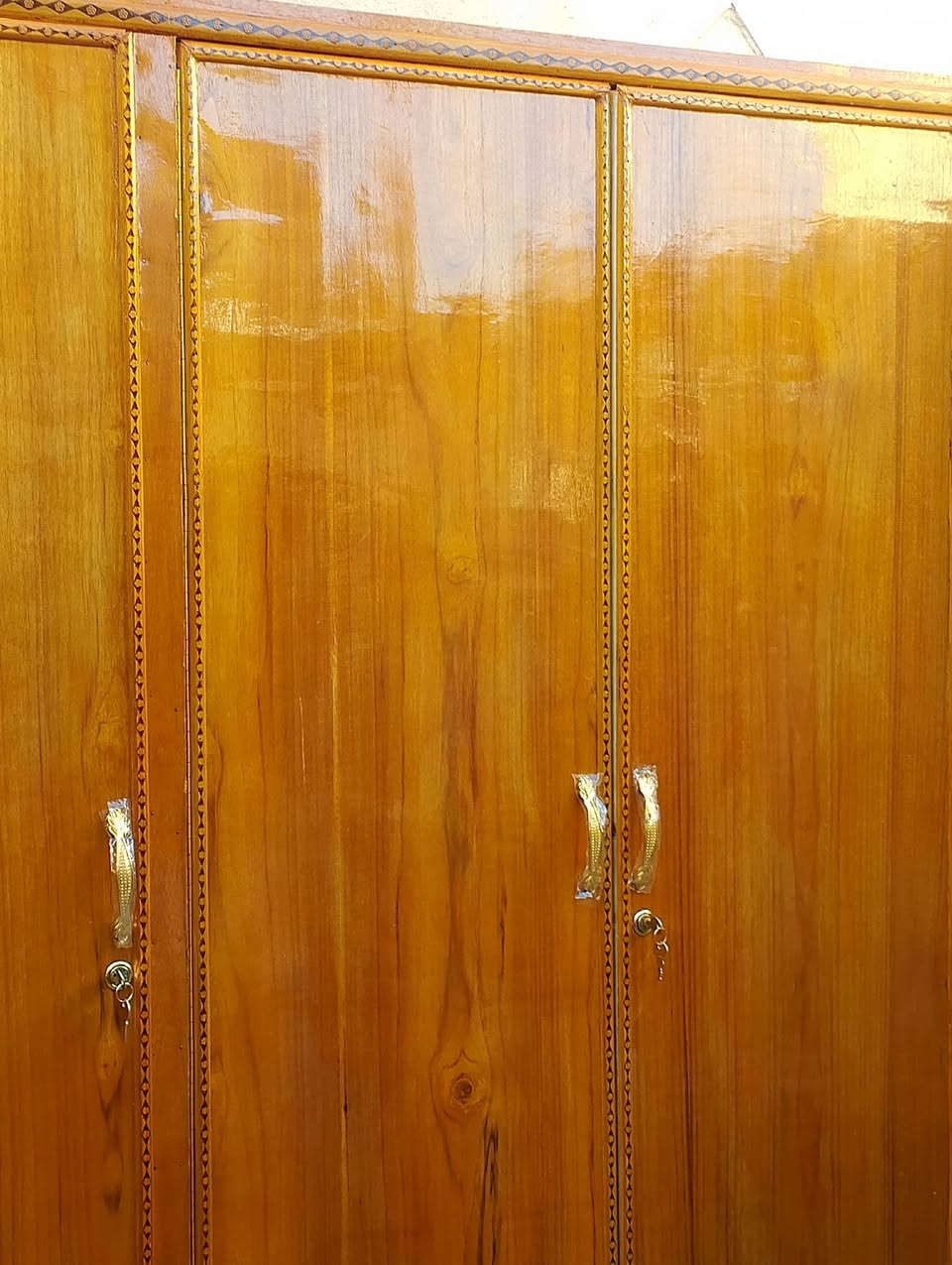 سلام عليكم كناتير للبيع تسكام شغلنا 
1كنتور 4ابواب 
2كنتور بابين عدد2
3بوفيه متر في متر وعشرين مال بيت ديوانيه مال دلال أهل المظايف التواصل عل رقم ***********السعر خاص
