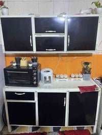 كاونتر نضيف  مترتين كامل  و ميز طعام مصدع بسبب الضب من النص بسيط  الكا...