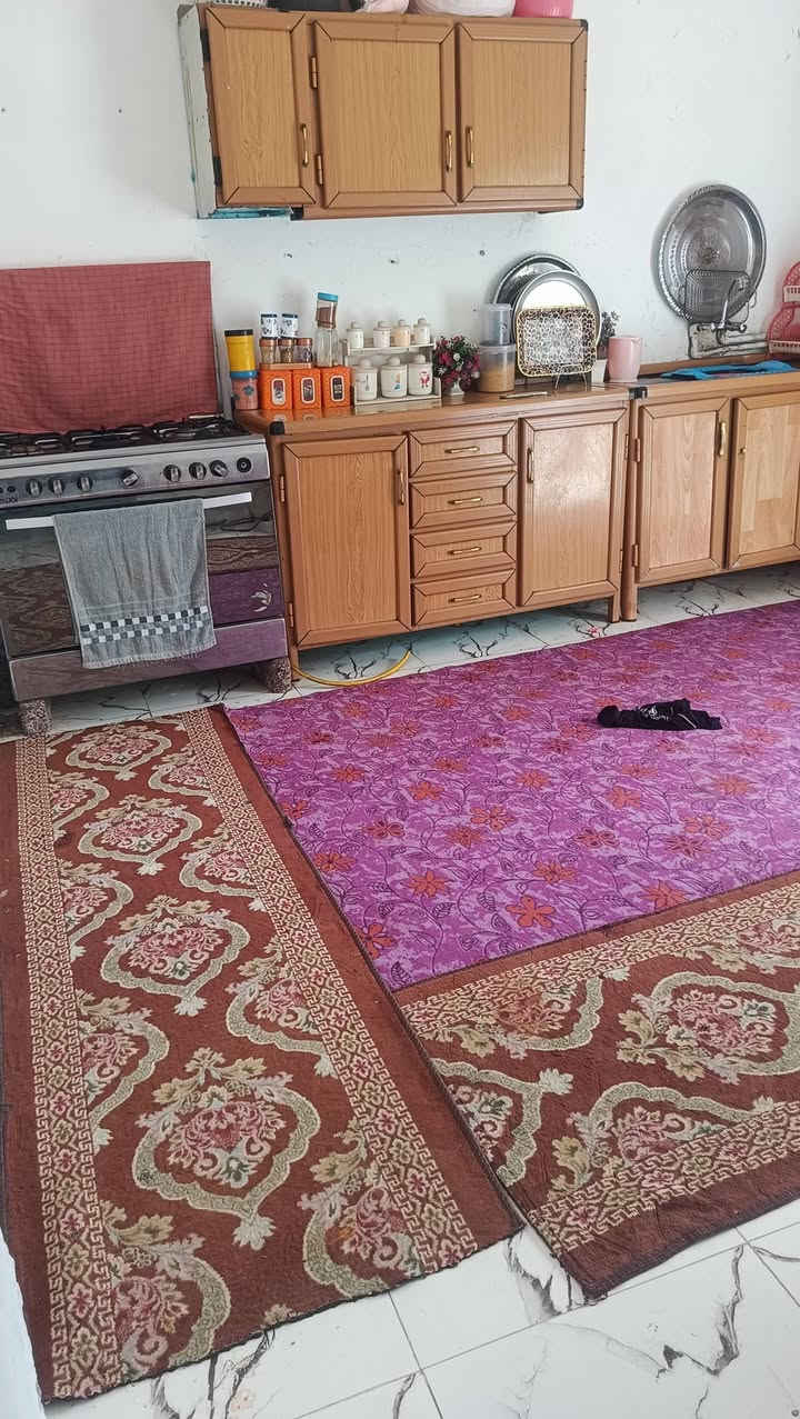 سلام عليكم بيت.  البيع ماشوشه ركن المساحة 300. بيه قرفتين نوم.  ومطبخ ودوانيه.  وصال    البيت طابوك   كامل.  صلاميك كله السعر المطلوب 43. وبيه مجال ***********. بشارع المولده حمد العضيمي
