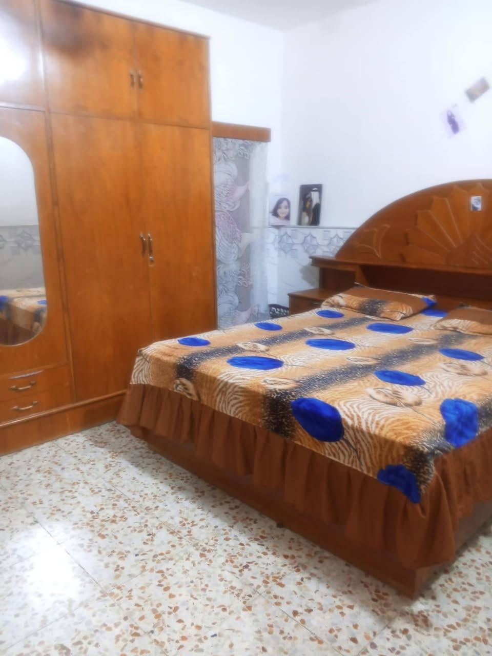 بيت طابقين مساحة 100 متر طابو زراعي سند سند 25 بسمي بناء درجة أول البناء صب طابوق الطابق الأول غرفه و كلدور و مطبخ و صاله و درج دور مرر و صحيات و كراج سيارة و الثاني غرفتين و كلدور العنوان شارع 80 جهة النجف نزلت الساده حي النصر منطقة مرتبه جوارين خير من الله مجاري انترنيت ضوئي خامس بيت عن الشارع الرئيسي قرب مكتب سيد سعد ابو خطه اتصال و بي واتساب *********** قفل 65
