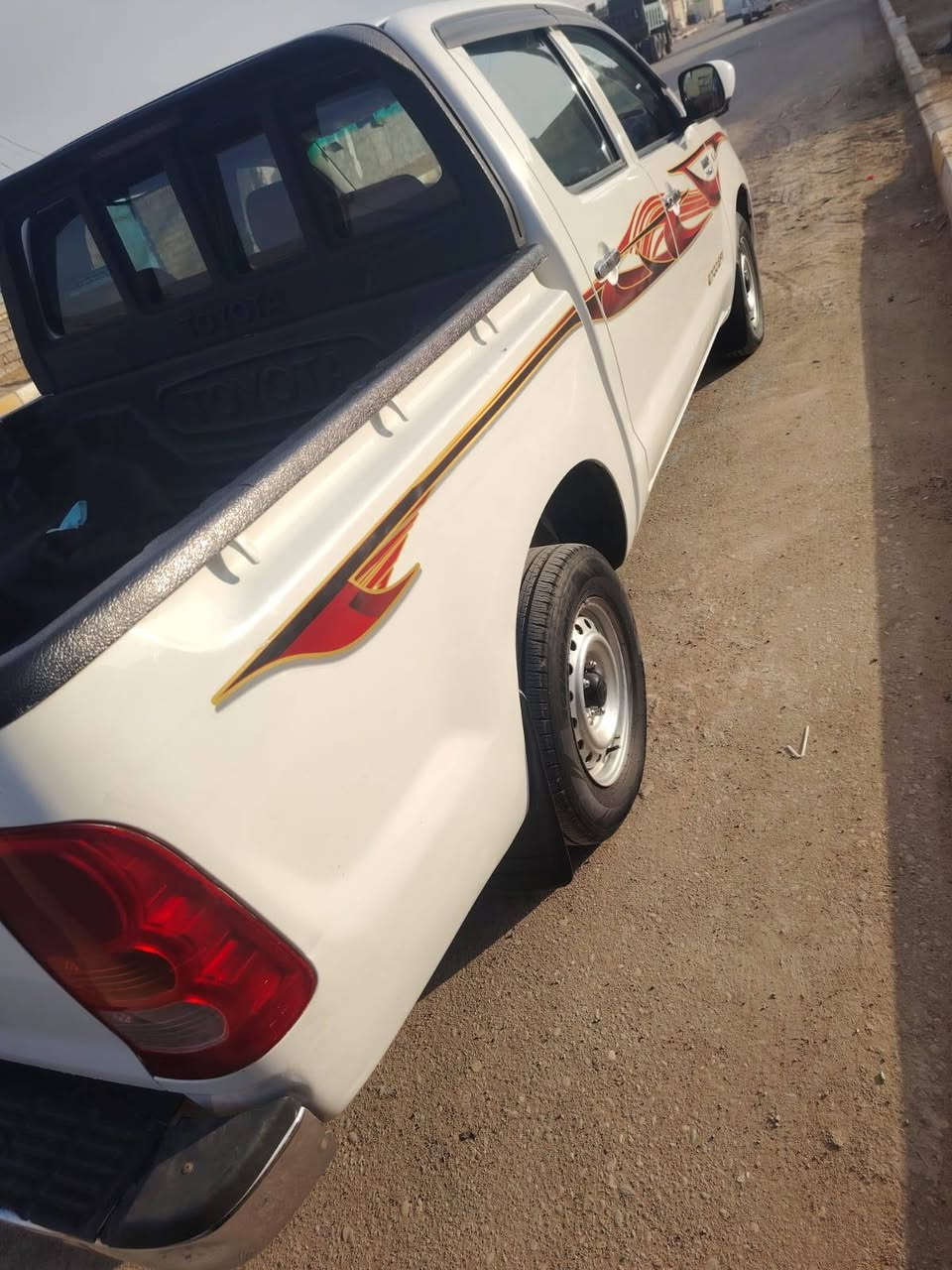 السلام عليكم  سياره هايلوكس موديل 2011 رقم وسنويه بغداد مجدد رقم الإنكليزي السياره جديده مكفول كفاله عامه كلها وضع شركة مامفتوح ماشيه ١٦٠ حقيقي الشراي يتصل على رقم ***********
