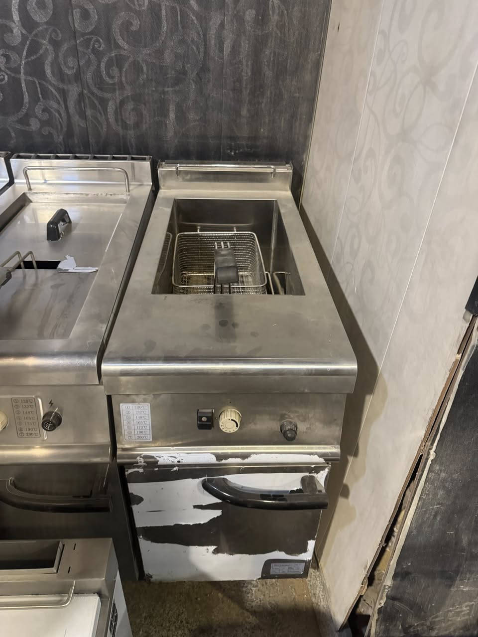 السلام عليكم تم تنزيل السعر بسبب الوعود الكاذبه مطعم متكامل للبيع الموقع الرمادي التأميم قرب جسر الحوز سبب البيع عدم توفر الكادر وعدم التفرغ المطعم شغال بس اني موظف وما عندي مجال اديره السعر٨مليون سعر نهائي مع العلم المطعم مكلفني اكثر من ٢٠ مليون الله شاهد وايجار المطعم ٤٥٠ الف دينار للأستفسار الاتصال على الرقم التالي ***********
