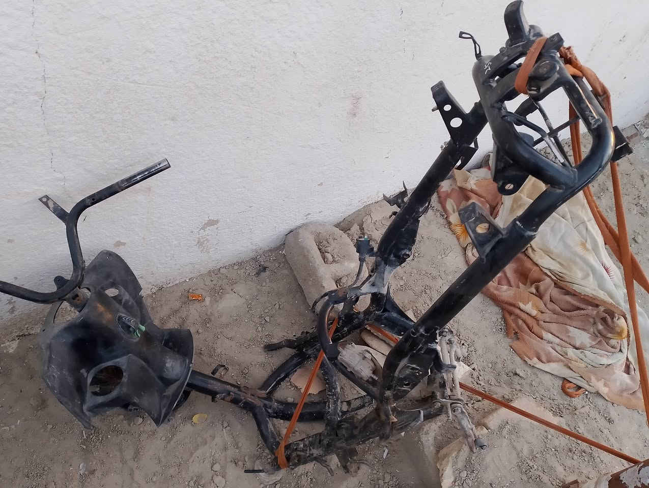 شاصي مال جي فور وضفيره ما بيه كطع ومكينه مفتوحه بوشه بلاد ما بيه شي وبستم بلاد ما بيه شي وكفرات وخزان بانزين كامل بريكات دسك غراض كامله دراجه كوم حديد بس بيه هواي اشياء اصليه وبعدهم بلاد ***********واتساب وتلي موجود فيس
