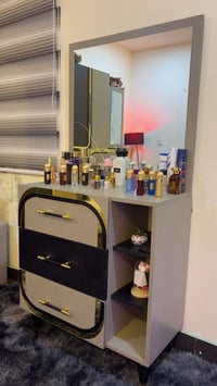 غرفه نوم تركيه قبل شهر اخذتها وهسة اريد ابيعها بيها ضرر موضح بالصورفقط...