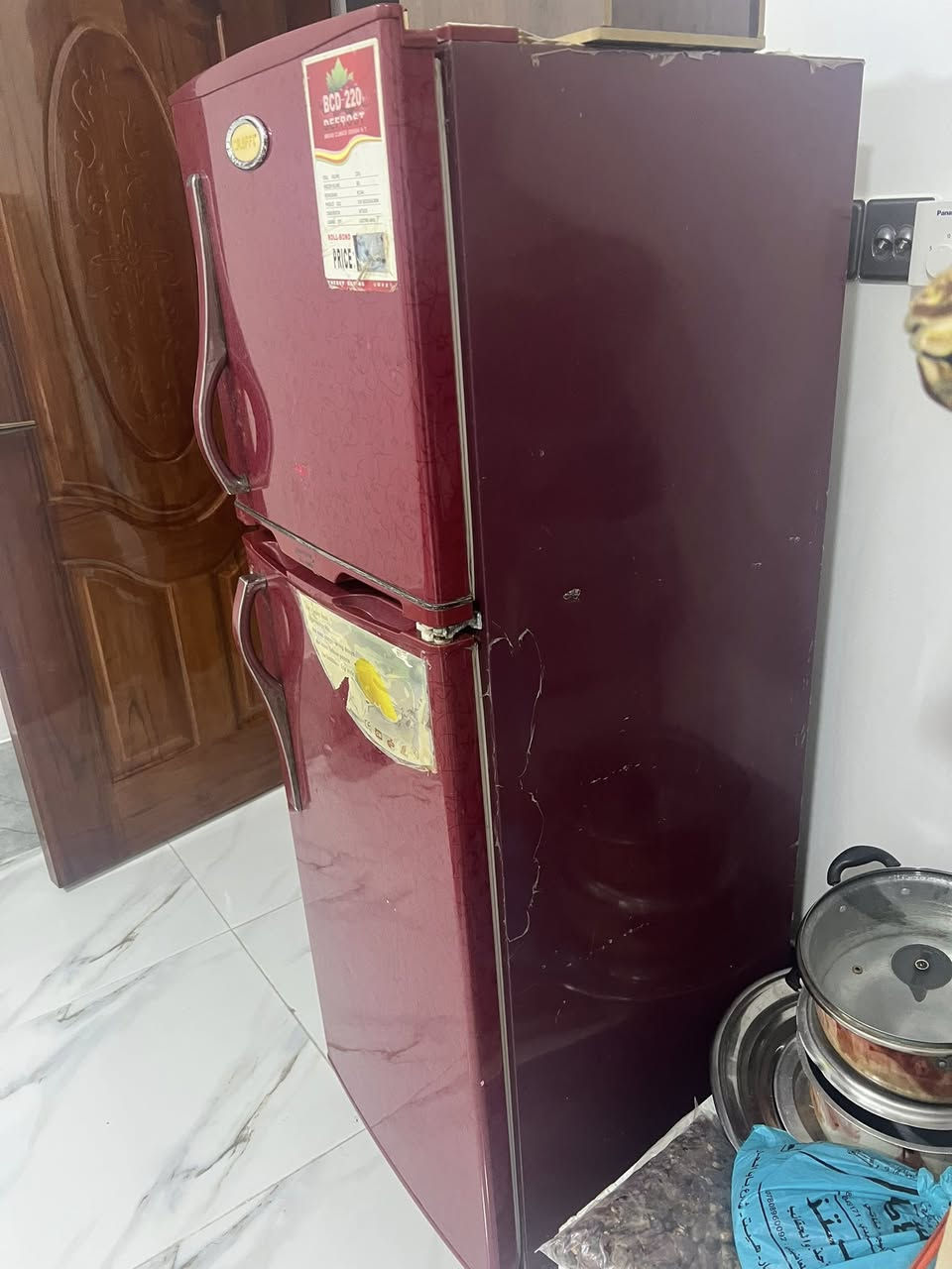 سلام عليكم ثلاجه نضيفه للبيع شغاله كل نقص ما بيهه فول الفول بيهه خياس خفيف من جوه بس سعرهه 90 الف و بيهه مجال ***********
