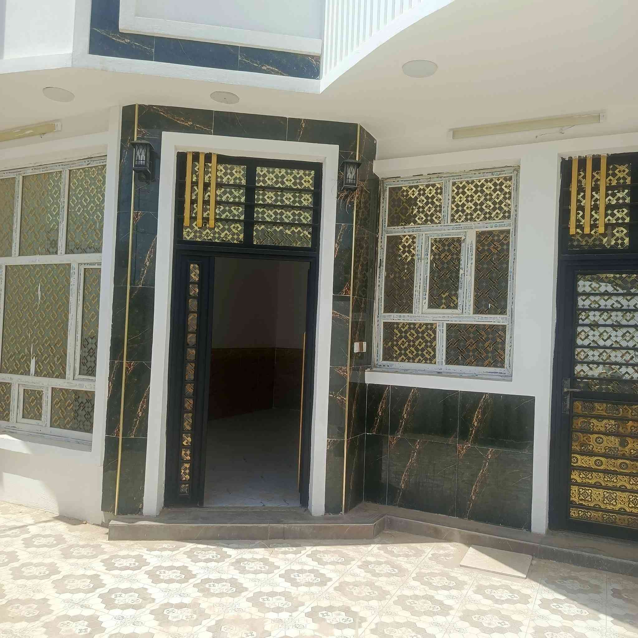 مشتمل طابق واحد بناء طابوق بناء جديد سنه 2025  مساحه 150 واجه 7 شارع 15 نافذ على 20 مفوووول من كلشي مناقصه برغي حتى البنكات مشدوده بعده مامسكون ولا ساعه  يتكون من استقبال ومطبخ وصاله وغرفه نوم ومجمع صيحات كامل ومناور درج دائري  ملك صرف تحويل ثاني يوم السعر 80 وبيها مجال عنوان الصقلاوية الشهداء الثانيه شارع 20 هاتف ***********
