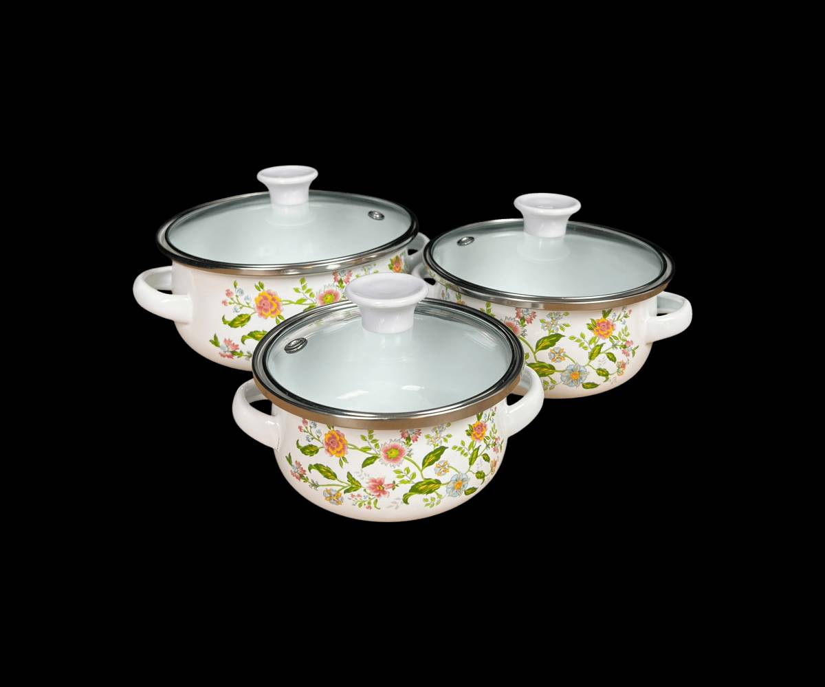 سيت قدور مينا ثلاثي صغير بغطاء زجاج – نقش ورد ملون

الاستخدامات

طبخ الرز، الشوربات، العدس، والمعكرونة بكميات صغيرة.

تسخين الطعام وحفظه ساخناً لفترة أطول.

مناسب للعوائل الصغيرة أو الاستخدام اليومي السريع.

مثالي للمطابخ الصغيرة والشقق.

المميزات

مصنوع من معدن مطلي بطبقة مينا حرارية مقاومة للصدأ.

طلاء داخلي أملس غير قابل للالتصاق وسهل التنظيف.

أغطية زجاج حراري شفاف لمراقبة الطعام أثناء الطبخ.

حافة ستانلس ستيل مقاومة للحرارة والصدمات.

مقابض جانبية مريحة وثابتة لسهولة الحمل.

تصميم نقش ورد ملون أنيق يضيف لمسة جمالية للمطبخ.

توزيع جيد للحرارة لطهي متوازن.

مناسب للاستخدام على الغاز.

محتويات الصندوق

- القدر الصغير: بقطر 12 سم.
- القدر المتوسط: بقطر 14 سم.
- القدر الكبير: بقطر 16 سم.

3 أغطية زجاج حراري بمقبض علوي.

الملاحظات

يفضل استخدام ملاعق خشبية أو سيليكون للحفاظ على طبقة المينا.

غير مخصص للاستخدام داخل المايكرويف.

يُغسل يدوياً للحفاظ على جودة النقش الخارجي.

قياس الكارتون:

- الطول: 16.5 سم
- العرض: 16.5 سم
- الارتفاع: 15 سم