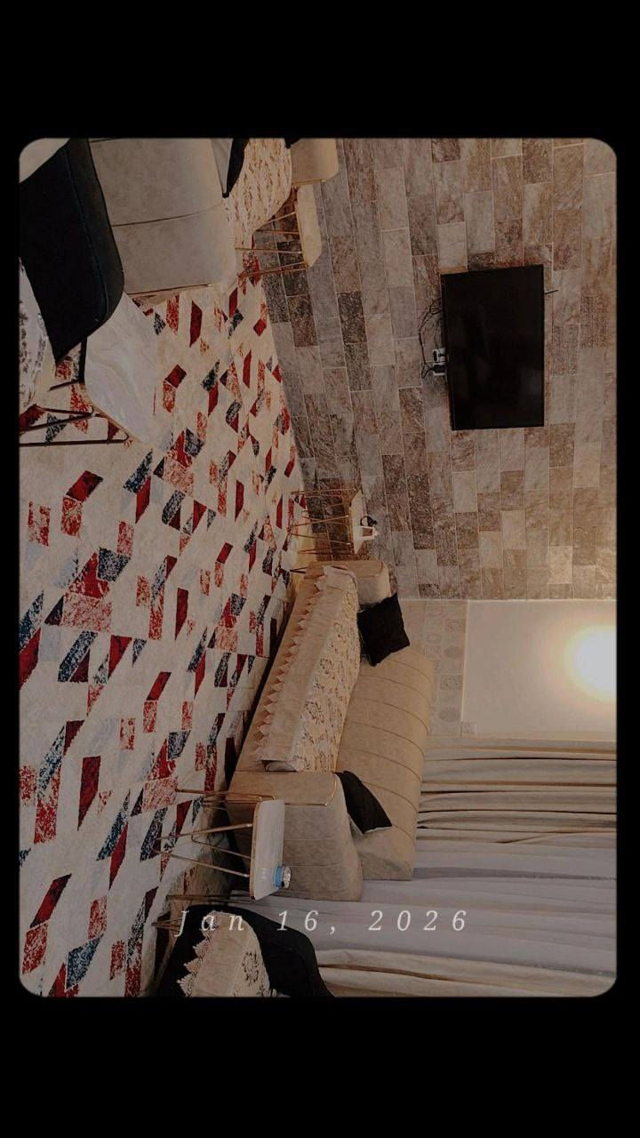 للبيع .
تخم قنفات مودرن اسود وبيج(كريمي) اللون 
هيه وتيلبستها ويهان 4 طاولات ويه ستايل 
مستعمل جديد نضافة 95% ممتعوبه ابد

السعر : 300 الف 
خساره بيها بس مستعجل ببيعها
للاستفسار واتساب : ***********
