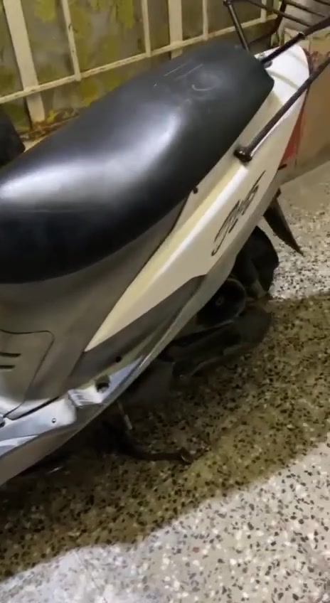 حاويه رمبه الدراجه صارلها شهرين مطلعينها حته وصلها موجود اغراضها  البلاديه موجوده  مامفتوح برغي بيها دراجه كامله مكمله وكفرات بلاديه موجوده وكلشي وحته وصلها قفلها 850  
والشراي يتصل 
***********
