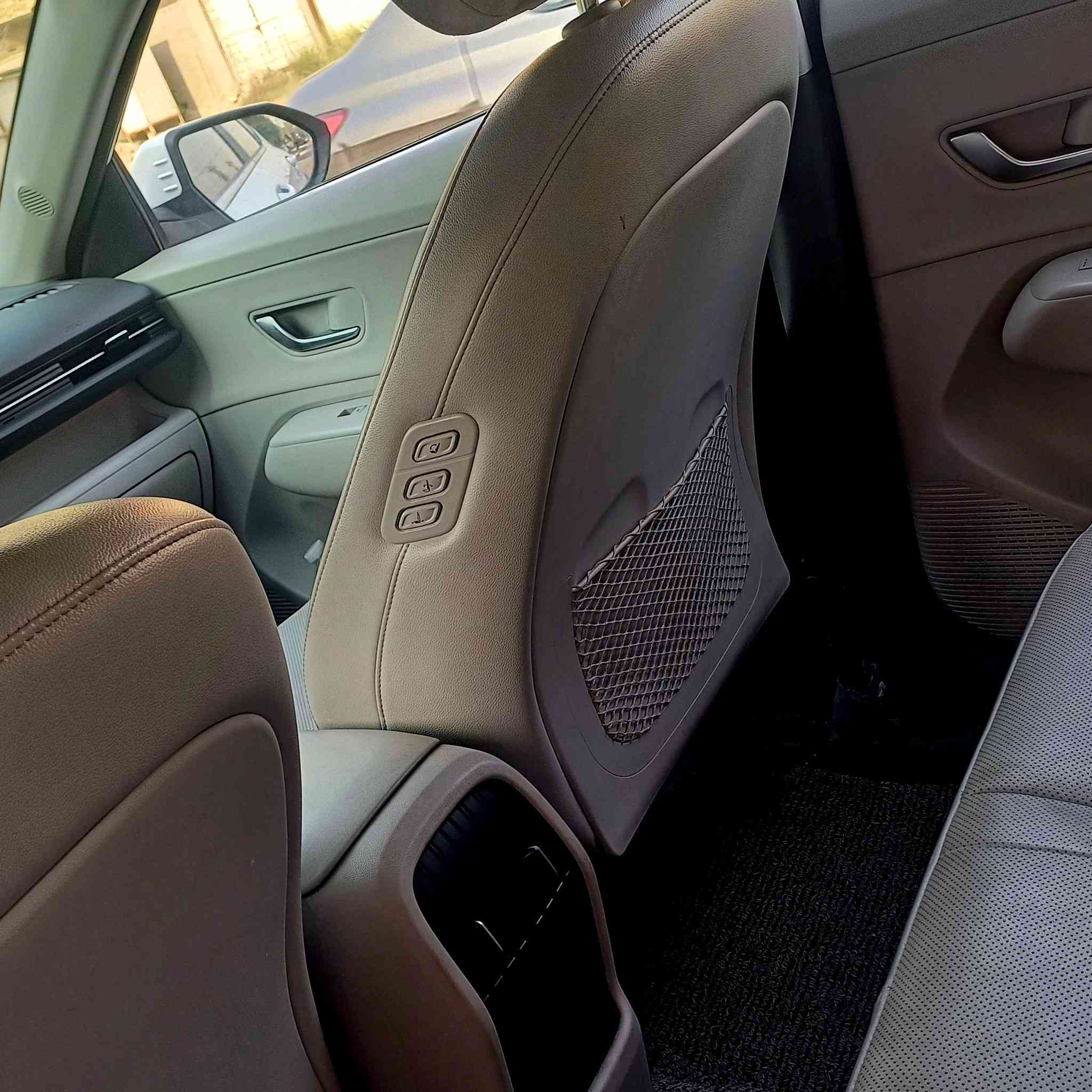 كونا للبيع بغداد 2023هايبرد كامل مواصفات أعلى فئه عدا الفتحه داخل جلد ابيض كشنات الاماميه كهربائي تبريد وهيتر وكشنات الخلفيه هيتر اناره داخلي كل الالوان صندوق كهربائي ترحيب البواب عند الاقتراب كير تعليك وشفتات تحويل ساعات التشبول الى اكثر من 4انظمه وبعد بيها مواصفات رقم *********** السعر165 حادث جاملغ مبدل ابلادي والباب خسفه بدون دواخل ولا ايرباك
