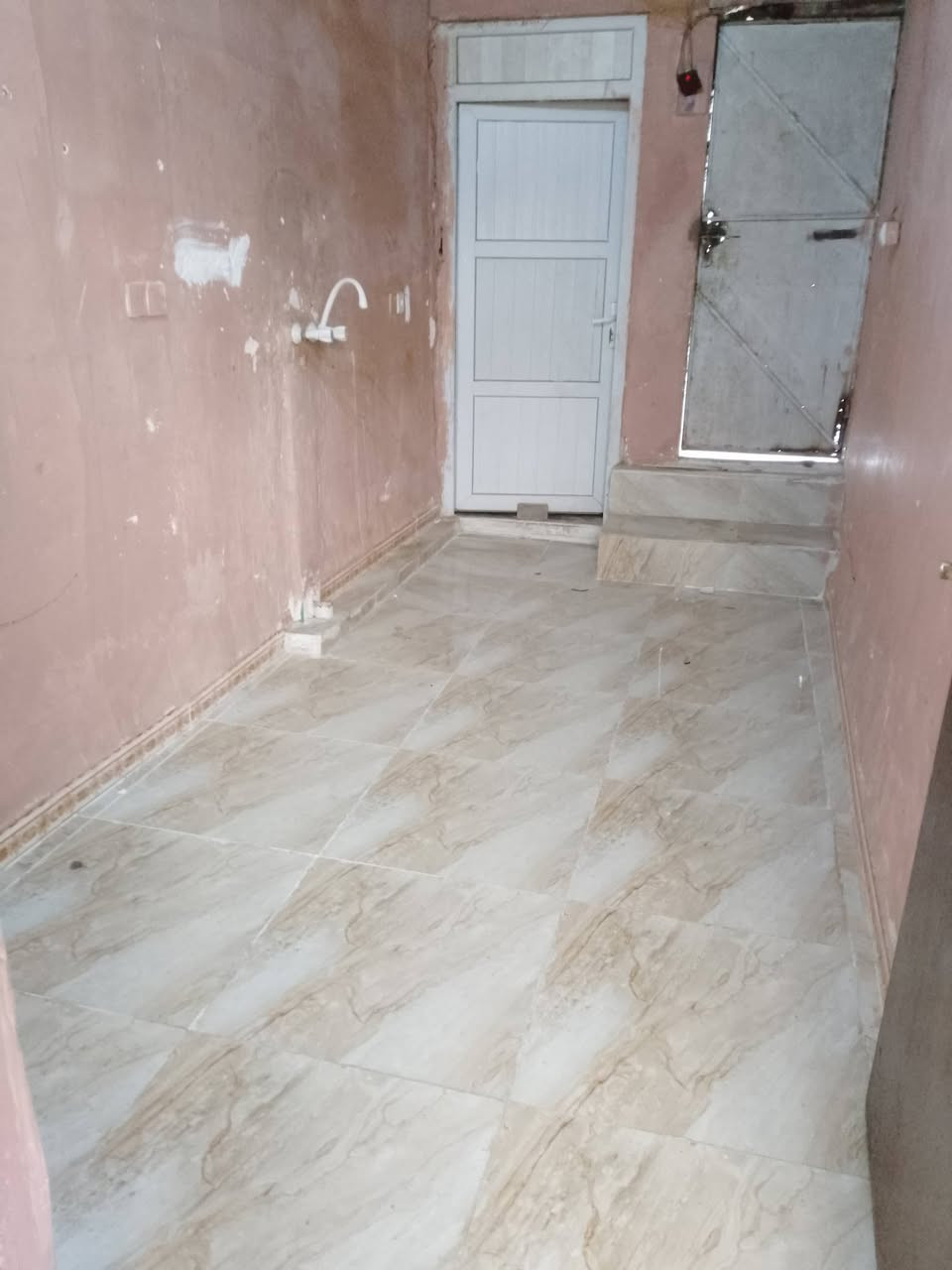 مشتمل طابق ثاني استقبال +غرفه نوم +مطبخ +صاله +صحيات رقم الموبايل ***********
