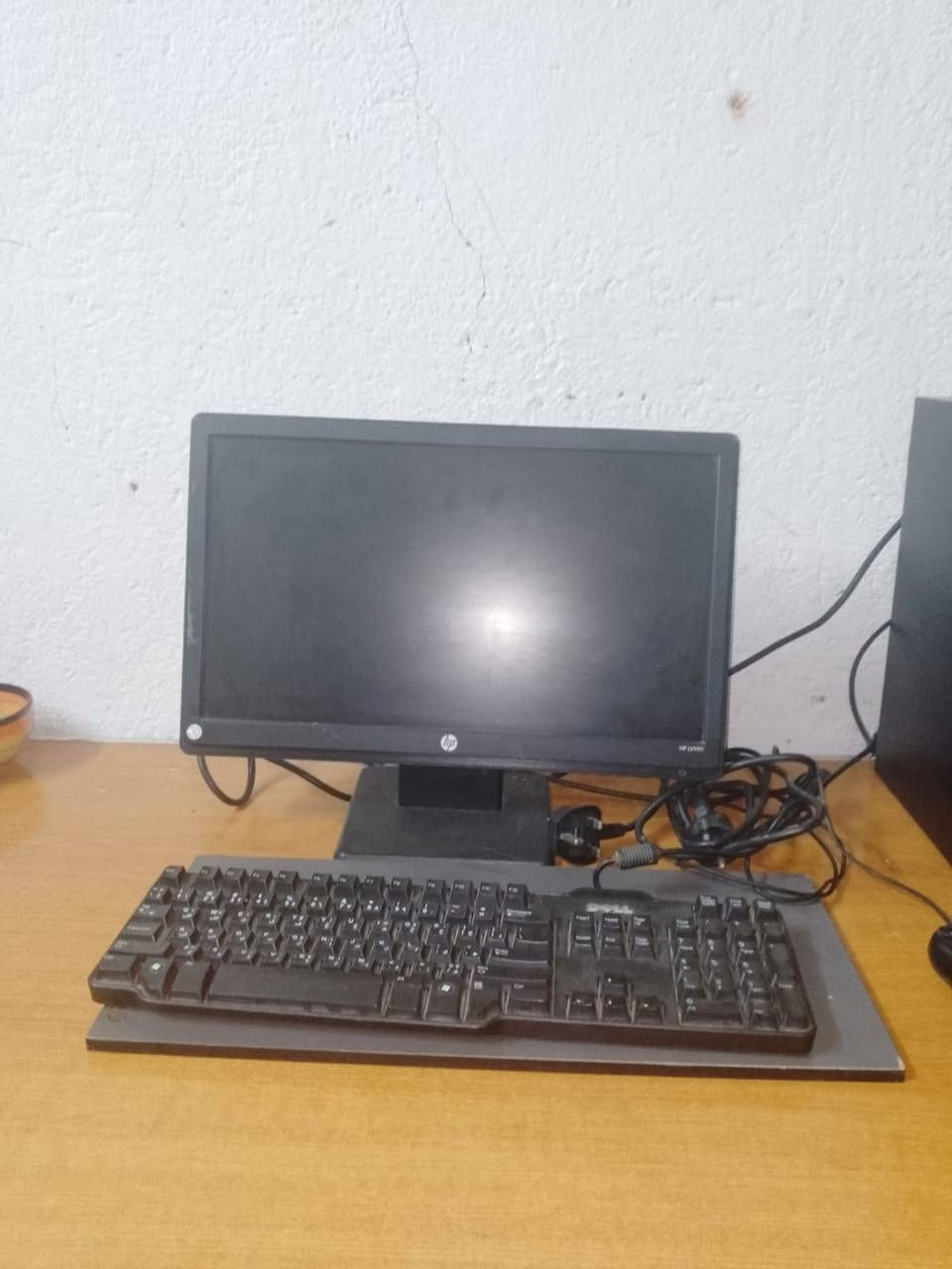 عندي عدد 3حاسبات لوحد 150وياها كيبورد2 وياها ماوس 1 وحد بس وياها بس كيبورد والثانيه ما بيه بس شاشه ول كيس مالته اتصل ***********
