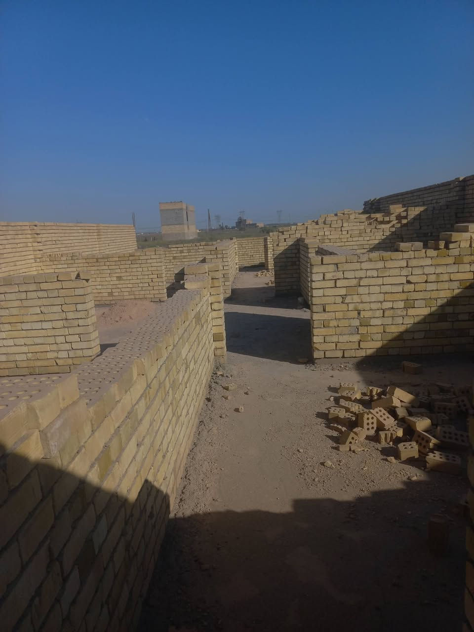 سلام عليكم عندي قطعه ارض ٢٠٠ متر لبيع كامل بتلو باقي له تقريبا ٣ دبلات لسقف الي يريد يشتري ***********
