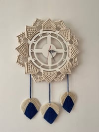 ساعة حائط • شغل يدوي • ألوان هادئة