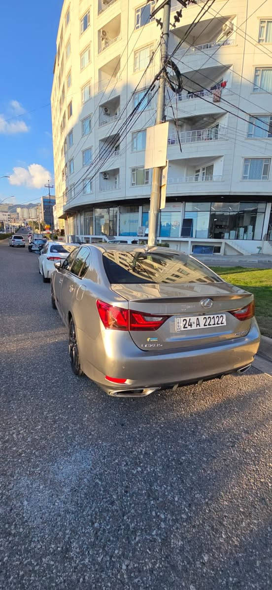 🚗 للبيع: لكزس ES 350 (جناح ملكي والنظافة تحچي) 🚗
لأصحاب الذوق الرفيع واليدورون الراحة والفخامة اليابانية، متوفرة حالياً Lexus ES 350 بمواصفات توب ونظافة من الآخر.

📌 المواصفات والتفاصيل:

• النوع والموديل: لكزس ES 350 (2015).

• المحرك: 6 سلندر، قوي، ناعم، واقتصادي بنفس الوقت.

• اللون: فضي مميز (سلفر) يلمع لمع.

• الرقم: رقم دهوك مميز وجاهز للتحويل.

• الوضعية: السيارة بحالة ممتازة، كير ومحرك وحدادية توب، وجاهزة من الدعامية للدعامية (دق سلف وسافر).

✨ المميزات:

• داخلية مريحة جداً وعزل صوت عالمي.

• تبريد ثلج ما شاء الله (حتى بتموز يبرد گلبك).

• شكل خارجي هيبة ومنافذ عادم كروم مميزة.

• كاملة المواصفات من شاشة، كاميرا، وحساسات.

💵 السعر: (14,000) $

📍 الموقع: دهوك- تحول مباشر 

📞 للاستفسار والتواصل: ***********

يرجى المراسلة على الخاص أو الاتصال على الرقم: (***********)

ملاحظة: السيارة للمشتري الشراي واليدور سيارة بيت حقيقية. الشراي ماراح نقصر وياه بالمعقول!

