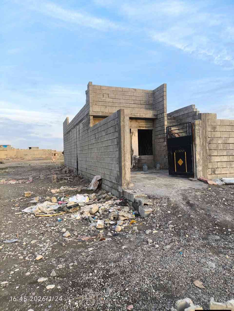 *********** فيلق
بيت للبيع مساحه 100م
عنوان فيلق قريب على المطار بيت بس يحتاج لبخ وكهربائات الباقي ماء ومجاري كامل خارطه حلوه ربعه+هول+مطبخ+غرفه كبيره حوش يدخل سياره سعره 10 وبي مجال قليل 

استفسار. اكثر. ادخل خاص،،،
