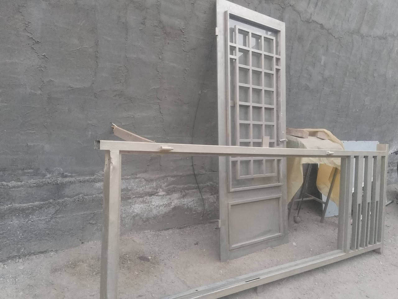 سلام عليكم باب حديد مستخدم شي قليل للبيع المكان بغداد الشعب قرب محطه سما بغداد باب حديده قوي ثكيل لاستفسار على رقم لهاتف***********
