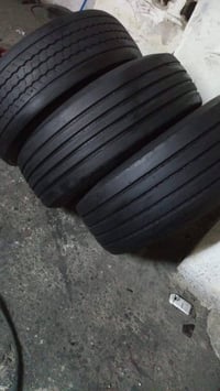 ثلاث فردات • مقاس 385/65/22.5 • متبقي نص عمره